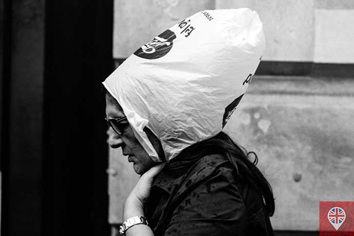 capa de chuva improvisada