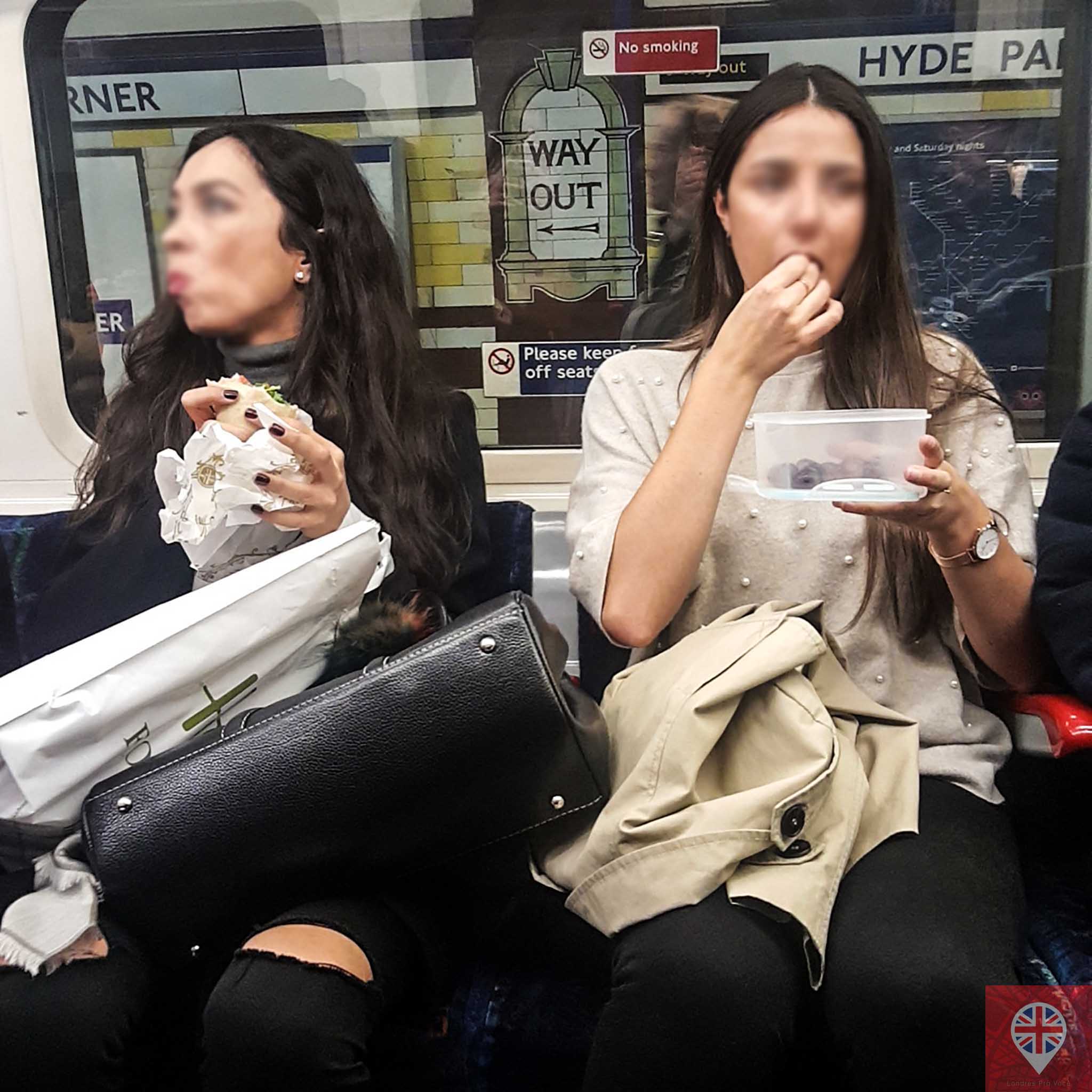 comendo no metro dupla