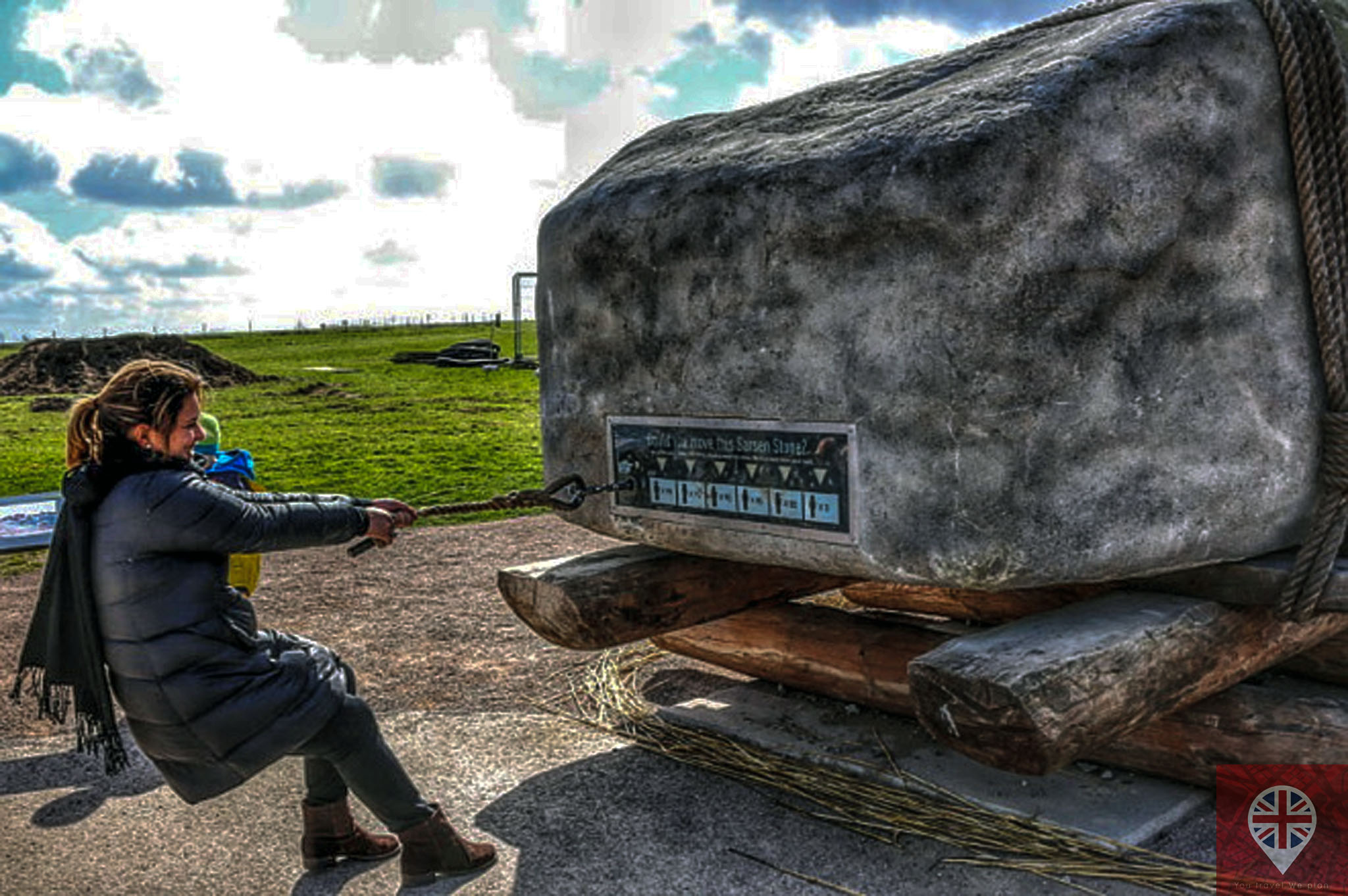 stonehenge-martinha-puxando-pedra