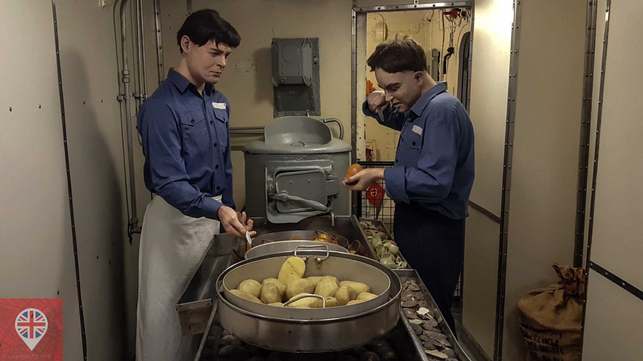 hms-belfast-descascando-batata-no-porao