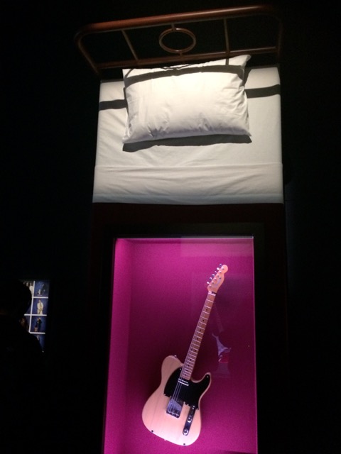 Camas usadas em um video servem agora de moldura para guitarra