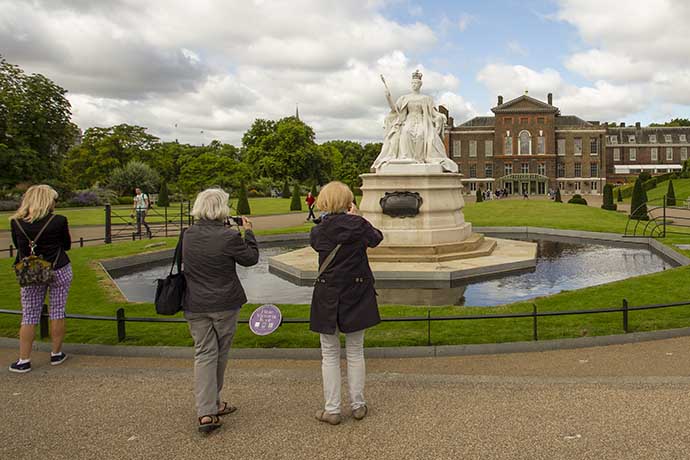 kensington-palace-victoria-statue