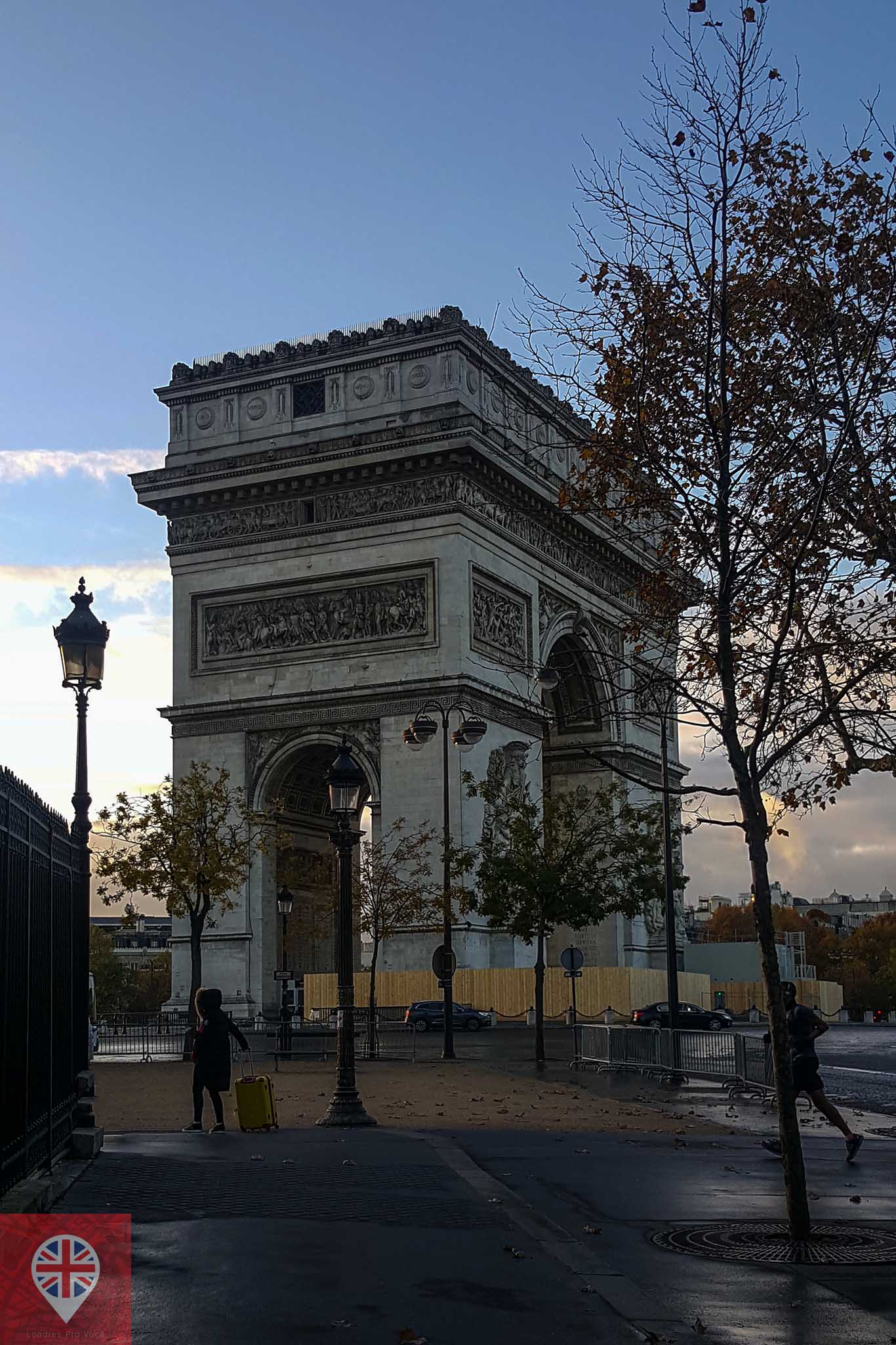 paris arc de triomphe morning