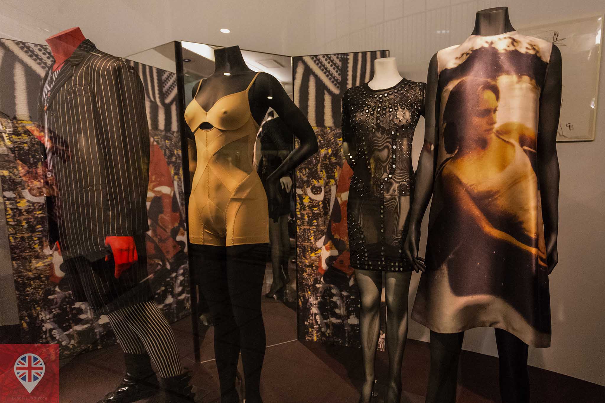 V&amp;A fashion anos 90-2000