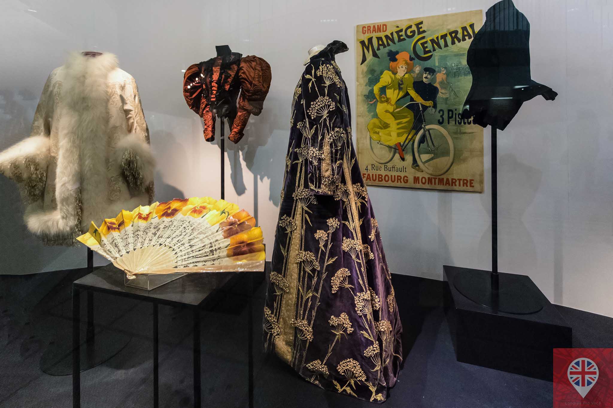 V&amp;A fashion robe france