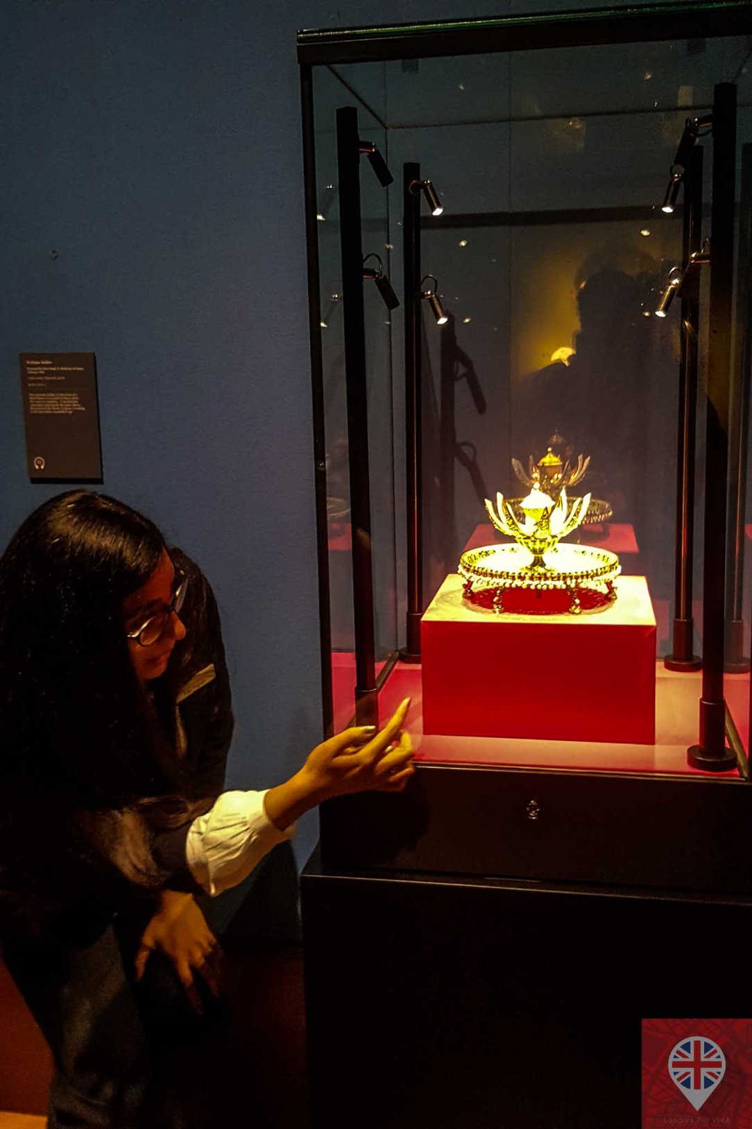 queens gallery splendorous curator perfume