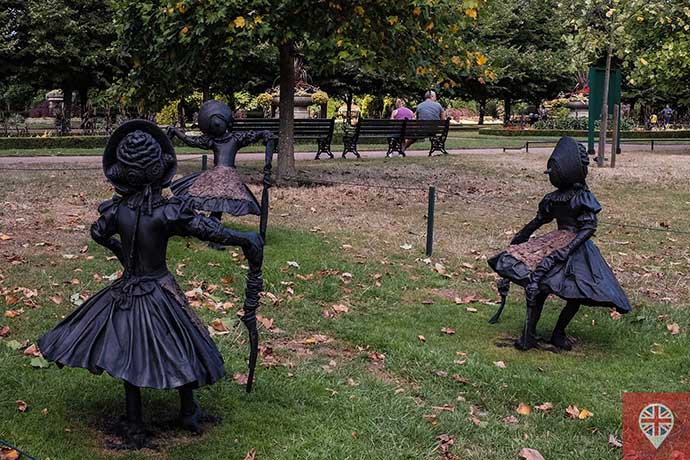 frieze 2018 Dancing Clog Girls
