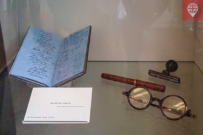 freud museum armario objetos pessoais oculos