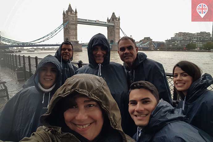 clientes na chuva tower bridge