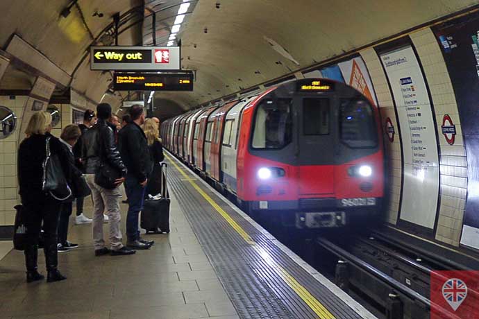 Metrô Londres faixa amarela