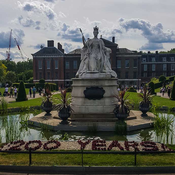Victoria 200 estátua frente palacio